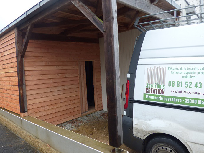 abri sur mesure avec porte coulissante sous 1 carport