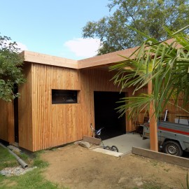 garage + carport douglas bardage à claire-voie avec bandeau cache-toiture