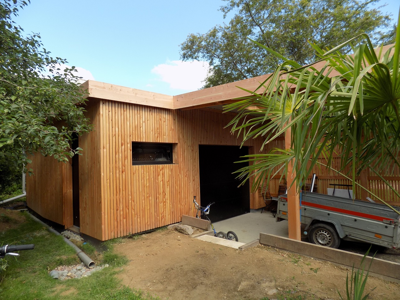 garage + carport douglas bardage à claire-voie avec bandeau cache-toiture